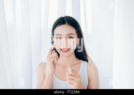 Beauty asiatische Frau mit Akne gel Hautpflege nach der Reinigung zu seinem Glück. Stockfoto