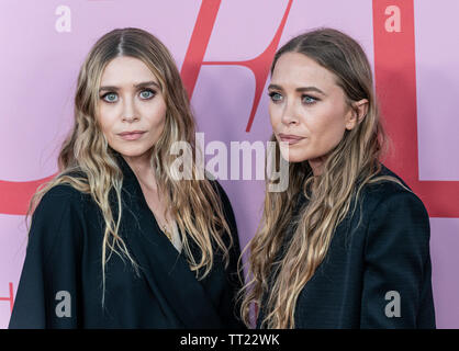 New York, NY - Juni 3, 2019: Mary-Kate Olsen und Ashley Olsen tragen Kleid durch die Reihe besuchen 2019 CFDA Fashion Awards am Brooklyn Museum Stockfoto