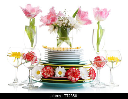 Stapel bunter Keramik Geschirr und Blumen, isoliert auf weißem Stockfoto