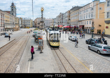 LInz Hauptplatz Hauptplatz mit der Straßenbahn zum Pöstlingberg und Pestsäule Pestsäule oder Dreifaltigkeitssäule Dreifaltigkeitssäule Linz Österreich Stockfoto