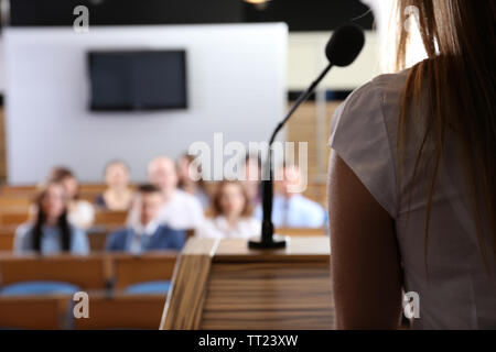 Geschäftsfrau ist machen Rede im Konferenzraum Stockfoto