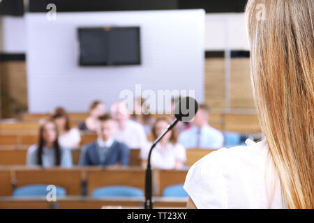 Geschäftsfrau ist machen Rede im Konferenzraum Stockfoto