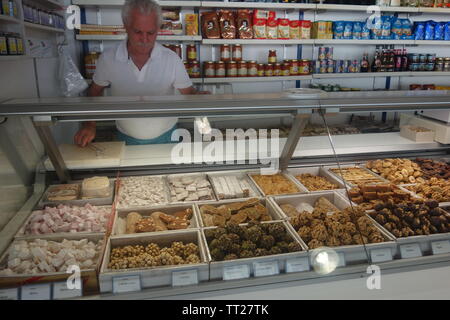 Ein süßes Anbieter Verkauf von türkischen Spezialitäten aus seinem Marktstand in der Kleinmarkthalle, Frankfurt am Main Stockfoto