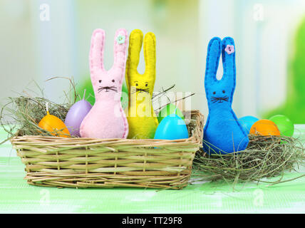 Lustige handgefertigte Ostern Kaninchen in Weidenkorb Stockfoto