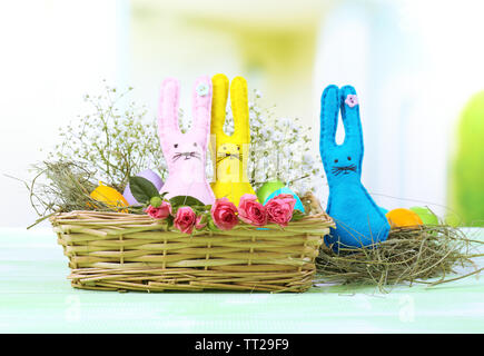 Lustige handgefertigte Ostern Kaninchen in Weidenkorb Stockfoto