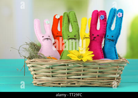 Lustige handgefertigte Ostern Kaninchen in Weidenkorb Stockfoto