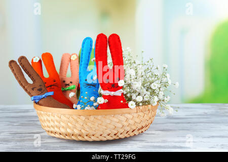 Lustige handgefertigte Ostern Kaninchen in Weidenkorb Stockfoto