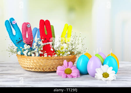 Lustige handgefertigte Ostern Kaninchen in Weidenkorb Stockfoto