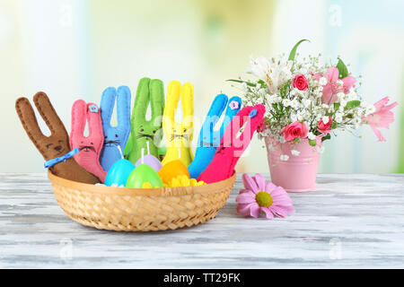 Lustige handgefertigte Ostern Kaninchen in Weidenkorb Stockfoto