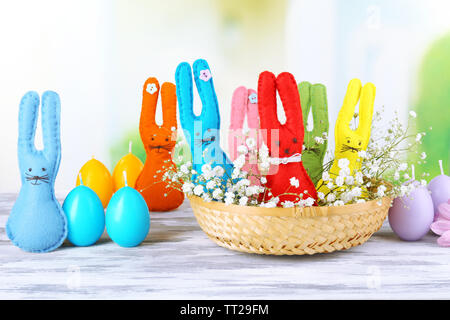 Lustige handgefertigte Ostern Kaninchen in Weidenkorb Stockfoto