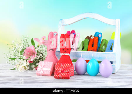 Zusammensetzung mit lustigen handgemacht Ostern Kaninchen in Weidenkorb Stockfoto