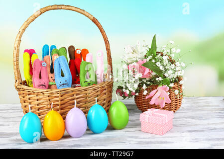 Zusammensetzung mit lustigen handgemacht Ostern Kaninchen in Weidenkorb Stockfoto