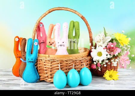 Zusammensetzung mit lustigen handgemacht Ostern Kaninchen in Weidenkorb Stockfoto