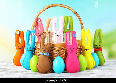 Zusammensetzung mit lustigen handgemacht Ostern Kaninchen in Weidenkorb Stockfoto