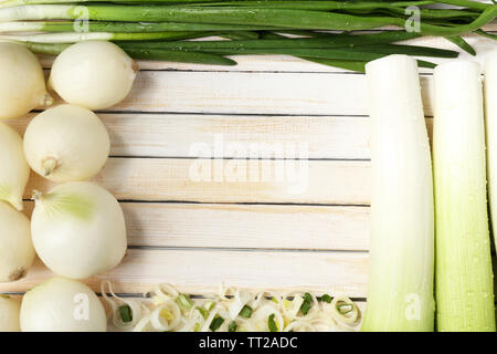 Andere rohe Zwiebel auf hölzernen Hintergrund Stockfoto