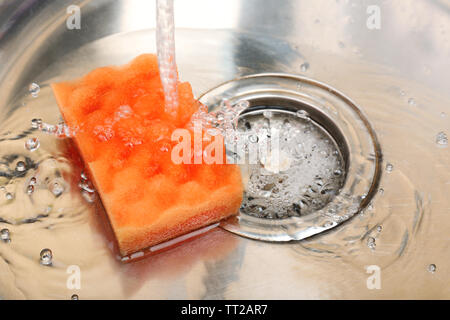 Wasser, das Loch in der Küche Stockfoto