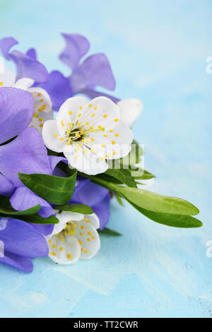 Schönen Blumenstrauß mit periwinkle Blumen auf blau Tabelle Stockfoto