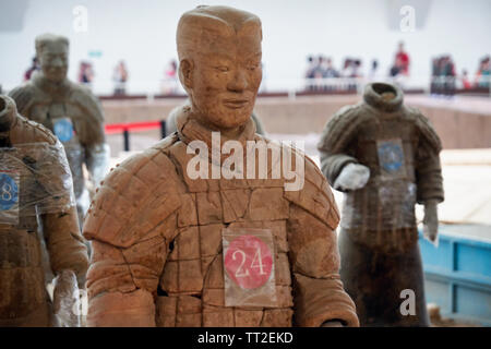 Terra-Cotta Krieger in der Nähe bis in den Wiederaufbau, Xian, Shaanxi, China Stockfoto