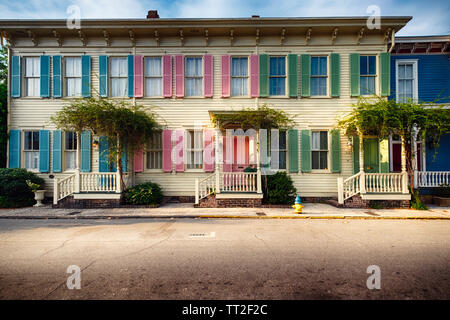 Farbenfrohe historische Häuser von Rainbow Row, Savannah, Georgia Stockfoto