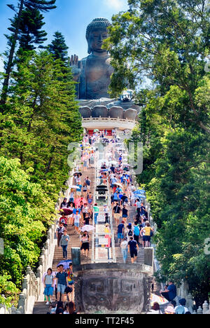 Touristische Scharen zum Tian Tan Buddha Statue, Lantau, Hong Kong Stockfoto