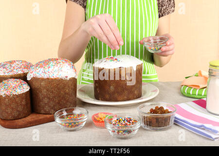 Frau Dekoration Ostern Kuchen, Nahaufnahme Stockfoto