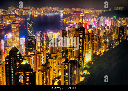 Hochwinkelblick auf die Skyline von Hongkong bei Nacht vom Victoria Peak Stockfoto