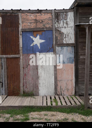 Verblasste Texas Flagge bemalt an der Seite eines alten Gebäudes in der Geisterstadt Loraine, Texas Stockfoto