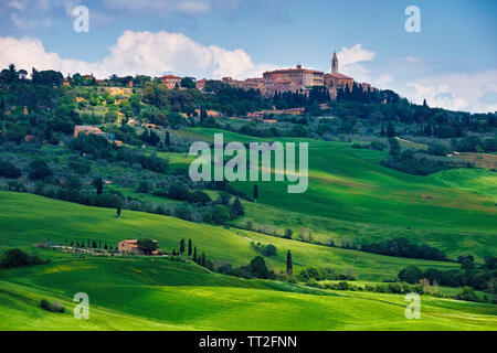 Niedrigen Winkel Ausblick auf Pienza in der Toskana, Italien Stockfoto