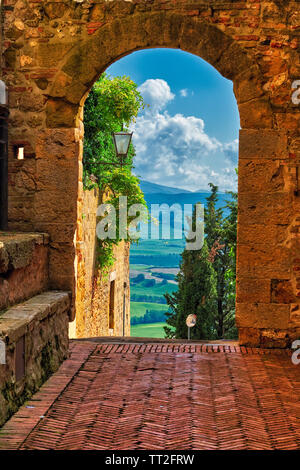 Arch mit der Aussicht auf die toskanische Landschaft, Pienza, Toskana, Italien Stockfoto