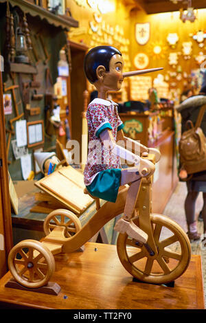 Pinocchio auf Fahrrad, Bertolucci Store, Rom Italien Stockfoto