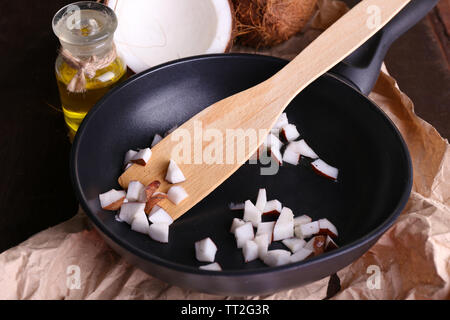 Kokosnüsse auf Pan und Kokosöl, Nahaufnahme Stockfoto
