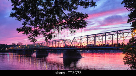 Low Angle View Der Lambertville-New Hoffnung Brücke über den Delaware River von New Jersey Stockfoto