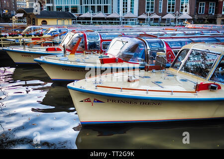 Klassische Motorboote gesäumt Upa in einem Pier, Amsterdam, Niederlande Stockfoto