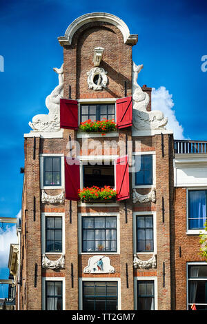 Low Angle Frontalansicht des Alten, typischen Dutch House, Amsterdam, Nordholland, Niederlande Stockfoto