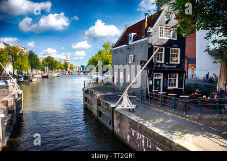 Kleine gekrümmte Lockhouse Restaurant, Café de Sluyswacht, Amsterdam, Niederlande Stockfoto