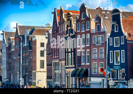 Zeile Häuserfassaden im Zentrum von Amsterdam, Niederlande Stockfoto