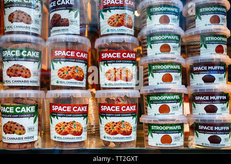 Genießbare Cannabis Produkte auf Anzeige in einem Cafe, Schaufenster, Amsterdam, Niederlande Stockfoto