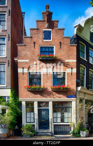 Kleine Giebelhaus Historisches Haus in einer Straße Ecke, Amsterdam, Nordholland, Niederlande Stockfoto