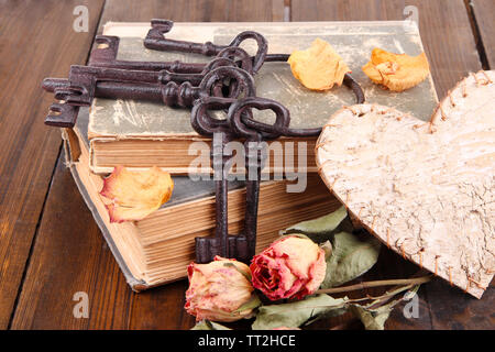 Schöne Komposition mit alten Schlüssel und alte Bücher über Holz- Hintergrund Stockfoto