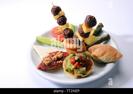 Shish Kebab Frikadellen und Kartoffeln Stockfoto