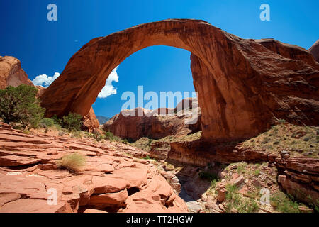 Low Angle View eines Natural Arch, Rainbow Bridge, Utah Stockfoto