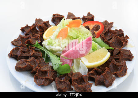 Ein Gericht aus Hackfleisch, zerstieß Weizen und Chilipulver, rohe Frikadellen Stockfoto