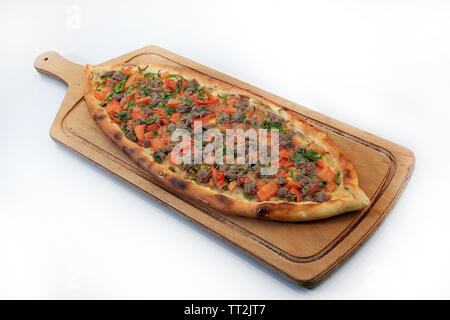 Im türkischen Stil Pide genannt Traditionelle gebackene Pizza Stockfoto