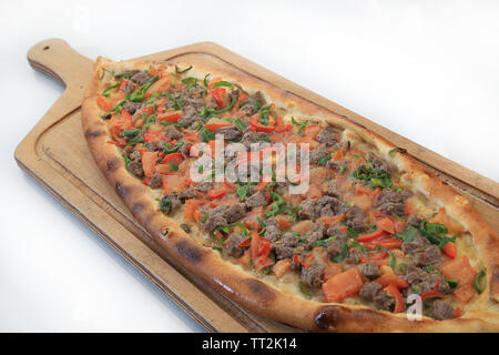 Im türkischen Stil Pide genannt Traditionelle gebackene Pizza Stockfoto