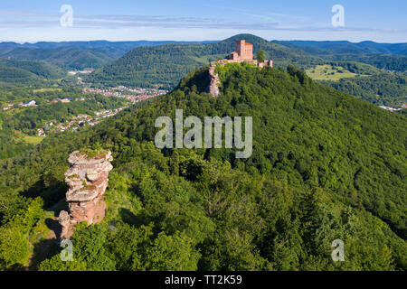 Luftaufnahme der Burg Anebos und kaiserliche Schloss, wo Richard Löwenherz gefangen gehalten wurde, Annweiler am Trifels, Rheinland-Pfalz, Deutschland Stockfoto