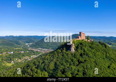 Luftaufnahme der Kaiserburg Trifels, wo Richard Löwenherz gefangen gehalten wurde, Annweiler am Trifels, Rheinland-Pfalz, Deutschland Stockfoto