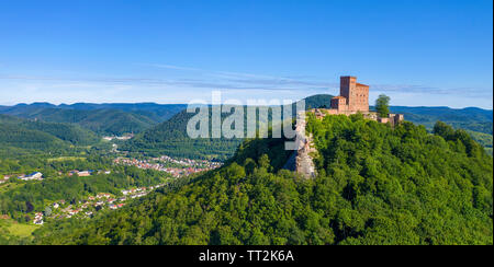 Luftaufnahme der Kaiserburg Trifels, wo Richard Löwenherz gefangen gehalten wurde, Annweiler am Trifels, Rheinland-Pfalz, Deutschland Stockfoto