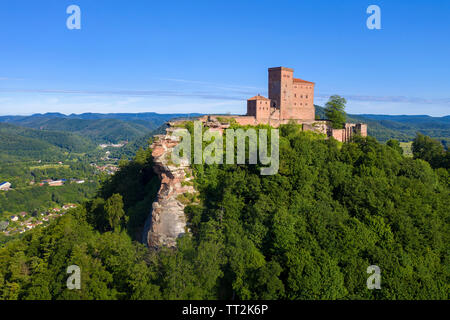 Luftaufnahme der Kaiserburg Trifels, wo Richard Löwenherz gefangen gehalten wurde, Annweiler am Trifels, Rheinland-Pfalz, Deutschland Stockfoto