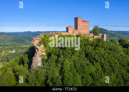 Luftaufnahme der Kaiserburg Trifels, wo Richard Löwenherz gefangen gehalten wurde, Annweiler am Trifels, Rheinland-Pfalz, Deutschland Stockfoto