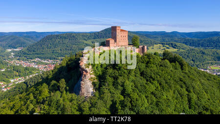 Luftaufnahme der Kaiserburg Trifels, wo Richard Löwenherz gefangen gehalten wurde, Annweiler am Trifels, Rheinland-Pfalz, Deutschland Stockfoto